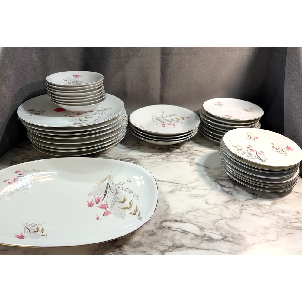 BEAUTIFUL VTG 37 PC ROYAL DUCHESS FINE CHINA SET~ MOUNTAIN‎ BELL PATTERN  (2595)